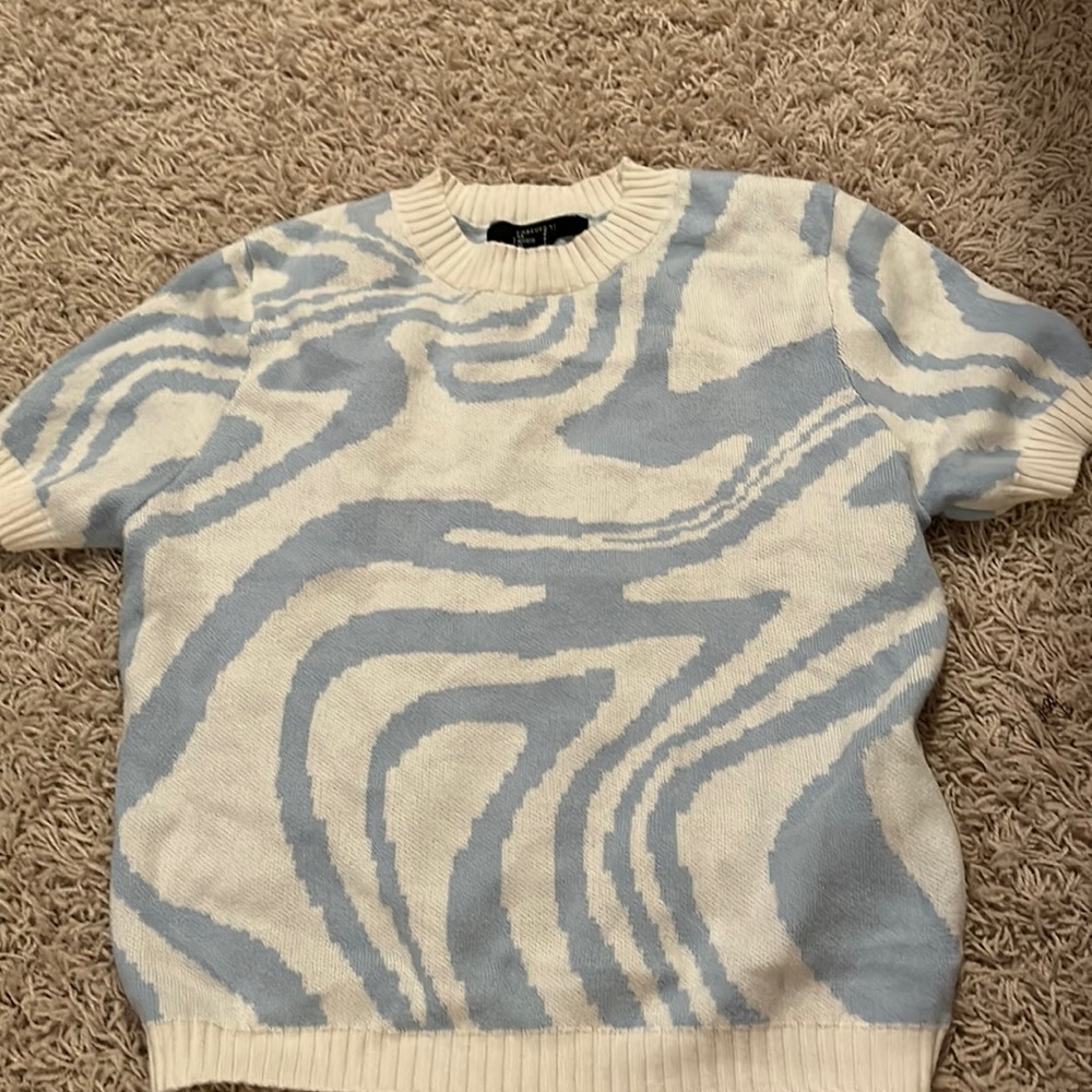 Blue and White swirled short sleeve sweater